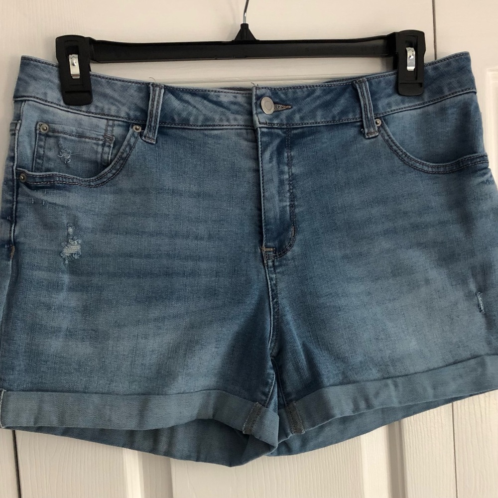 Women’s Time and Tru Mid Rise Light Wash Distressed Denim Jean Cuffed Shorts 14